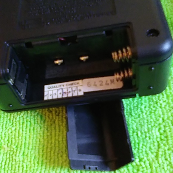 GE 3-5366A Portable Cassette Player - Picture 5 of 9